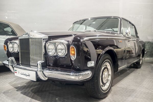 سيارة رولس رويز سيلفر شادو (Rolls Royce Silver Shadow) لآخر شاه إيراني، محمد رضا بهلوي، في متحف السيارات الملكية على أراضي مقر إقامة الشاه السابق في قصر سعد آباد في إيران. - سبوتنيك عربي