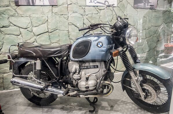  دراجة نارية بي ام دبليو أر 90/6 (BMW R 90/6) لآخر شاه إيراني، محمد رضا بهلوي، في متحف السيارات الملكية على أراضي مقر إقامة الشاه السابق في قصر سعد آباد في إيران. - سبوتنيك عربي