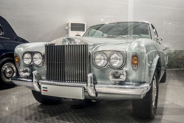 سيارة رولس رويز كورنيش سالون (Rolls Royce Corniche Saloon) لآخر شاه إيراني، محمد رضا بهلوي، في متحف السيارات الملكية على أراضي مقر إقامة الشاه السابق في قصر سعد آباد في إيران. - سبوتنيك عربي