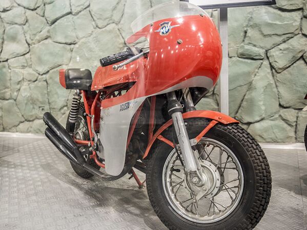  دراجة نارية (MV Agusta Mini Bike) لآخر شاه إيراني، محمد رضا بهلوي، في متحف السيارات الملكية على أراضي مقر إقامة الشاه السابق في قصر سعد آباد في إيران. - سبوتنيك عربي