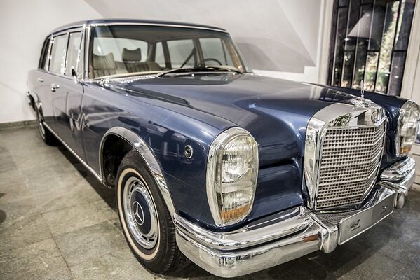 سيارة مرسيدس بنز 600 لآخر شاه إيراني، محمد رضا بهلوي، في متحف السيارات الملكية على أراضي مقر إقامة الشاه السابق في قصر سعد آباد في إيران. - سبوتنيك عربي