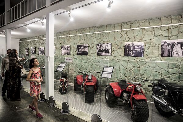 .زوار في متحف السيارات الملكية على أراضي مقر إقامة الشاه السابق في قصر سعد آباد في إيران. - سبوتنيك عربي