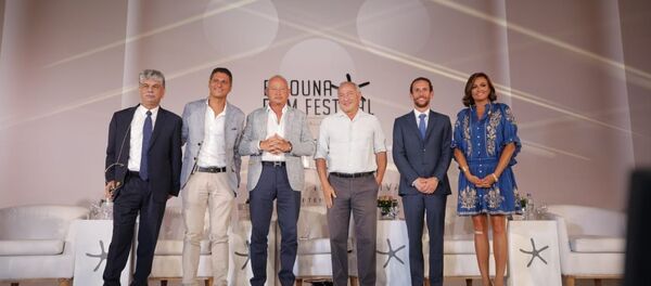 رئيس العمليات والمؤسس المشارك لمهرجان الجونة السينمائي، الفنانة بشرى، والمدير الفني للمهرجان أمير رمسيس ومؤسس مدينة الجونة سميح ساويرس ومؤسس المهرجان نجيب ساويرس والرئيس التنفيذي والمؤسس المشارك لمهرجان الجونة السينمائي عمرو منسي ومدير المهرجان انتشال التميمي خلال المؤتمر الخاص بمهرجان الجونة السينمائي الثالث بالقاهرة، 26 أغسطس/آب 2019 - سبوتنيك عربي
