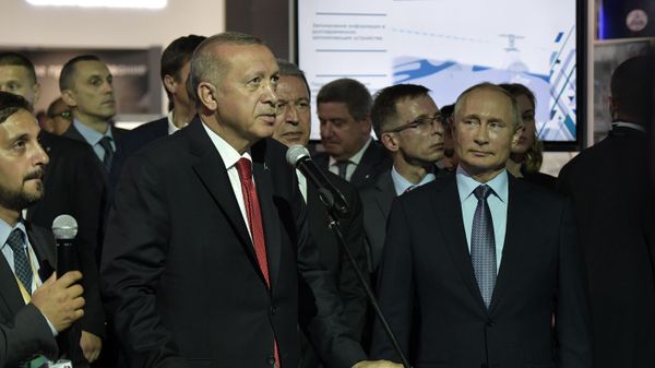 الرئيس الروسي فلاديمير بوتين ونظيره التركي رجب طيب أردوغان يحضران جلسة التواصل مع طاقم محطة الفضاء الدولية خلال زيارة لمعرض MAKS-2019 الدولي للطيران والفضاء في جوكوفسكي خارج موسكو الرئيس الروسي فلاديمير بوتين ونظيره التركي رجب طيب أردوغان يحضران جلسة التواصل مع طاقم محطة الفضاء الدولية خلال زيارة لمعرض MAKS-2019 الدولي للطيران والفضاء في جوكوفسكي خارج موسكو - سبوتنيك عربي