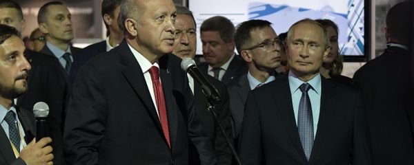 الرئيس الروسي فلاديمير بوتين ونظيره التركي رجب طيب أردوغان يحضران جلسة التواصل مع طاقم محطة الفضاء الدولية خلال زيارة لمعرض MAKS-2019 الدولي للطيران والفضاء في جوكوفسكي خارج موسكو الرئيس الروسي فلاديمير بوتين ونظيره التركي رجب طيب أردوغان يحضران جلسة التواصل مع طاقم محطة الفضاء الدولية خلال زيارة لمعرض MAKS-2019 الدولي للطيران والفضاء في جوكوفسكي خارج موسكو - سبوتنيك عربي