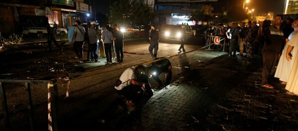 فلسطينيون يتفحصون الموقع بعد انفجار في مدينة غزة - سبوتنيك عربي