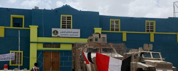 مركبات عسكرية أمام مقر المجلس الانتقالي الجنوبي في مدينة عتق في عدن جنوبي اليمن - سبوتنيك عربي