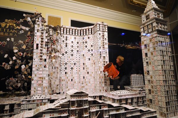  بريان بيرغ يخرب مدينة صنعها من ورق اللعب (218،792 ورقة) لمبنى الكازينو والفندق في ماكاو، عام 2010 - سبوتنيك عربي
