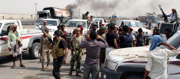 المقاتلون الجنوبيون يتجمعون خلال اشتباكات مع القوات الحكومية في عدن - سبوتنيك عربي