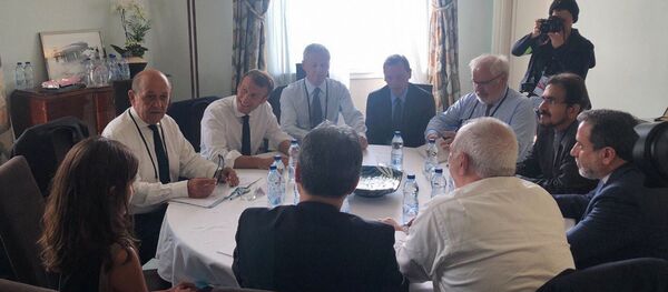 وزير الخارجية الإيراني محمد  جواد ظريف في اجتماع مع الرئيس الفرنسي إيمانويل ماكرون - سبوتنيك عربي