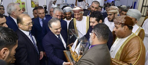 وفود من الإمارات وسلطنة عمان في معرض دمشق مع رئيس الوزراء السوري المهندس عماد خميس وفود من الإمارات وسلطنة عمان في معرض دمشق مع رئيس الوزراء السوري المهندس عماد خميس - سبوتنيك عربي