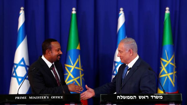 يستعد رئيس الوزراء الإسرائيلي بنيامين نتنياهو لمصافحة نظيره الإثيوبي أبي أحمد خلال لقائهما في القدس - سبوتنيك عربي
