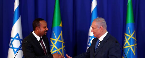 يستعد رئيس الوزراء الإسرائيلي بنيامين نتنياهو لمصافحة نظيره الإثيوبي أبي أحمد خلال لقائهما في القدس - سبوتنيك عربي