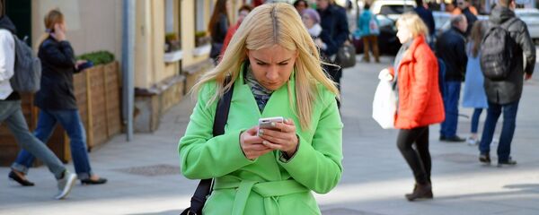 امرأة تستخدم هاتف ذكي - سبوتنيك عربي