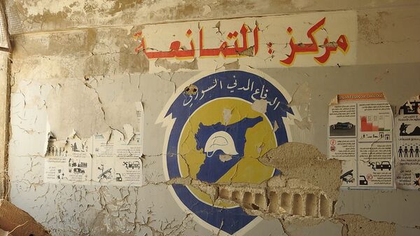 جنود سوريون يمشطون مدرسة حكومية حولها الخوذ البيضاء إلى مقر لعملياته... فيديو - سبوتنيك عربي