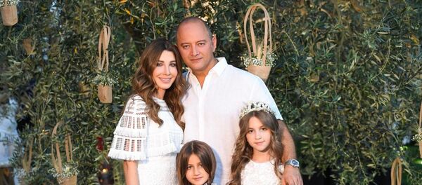 نانسي عجرم مع زوجها فادي الهاشم وابنتيهما ميلا وإيلا - سبوتنيك عربي