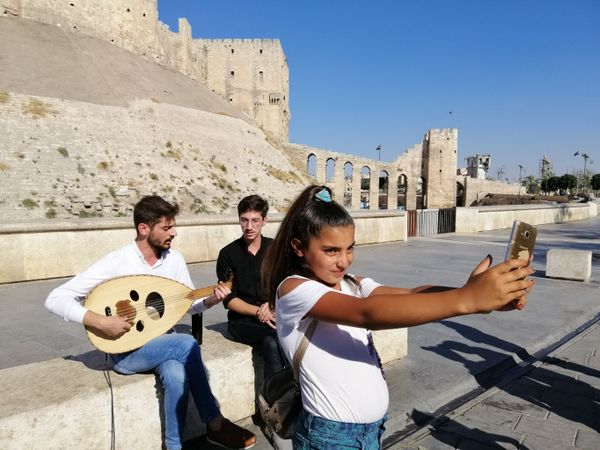 شبان ينشدون القدود والموشحات في شوارع حلب... (فيديو وصور) شبان ينشدون القدود والموشحات في شوارع حلب... (فيديو وصور) - سبوتنيك عربي