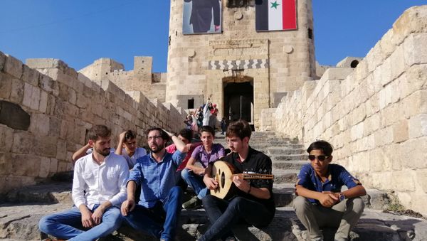 شبان ينشدون القدود والموشحات في شوارع حلب شبان ينشدون القدود والموشحات في شوارع حلب - سبوتنيك عربي