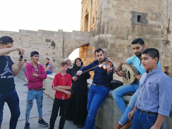 شبان ينشدون القدود والموشحات في شوارع حلب... (فيديو وصور) شبان ينشدون القدود والموشحات في شوارع حلب... (فيديو وصور) - سبوتنيك عربي