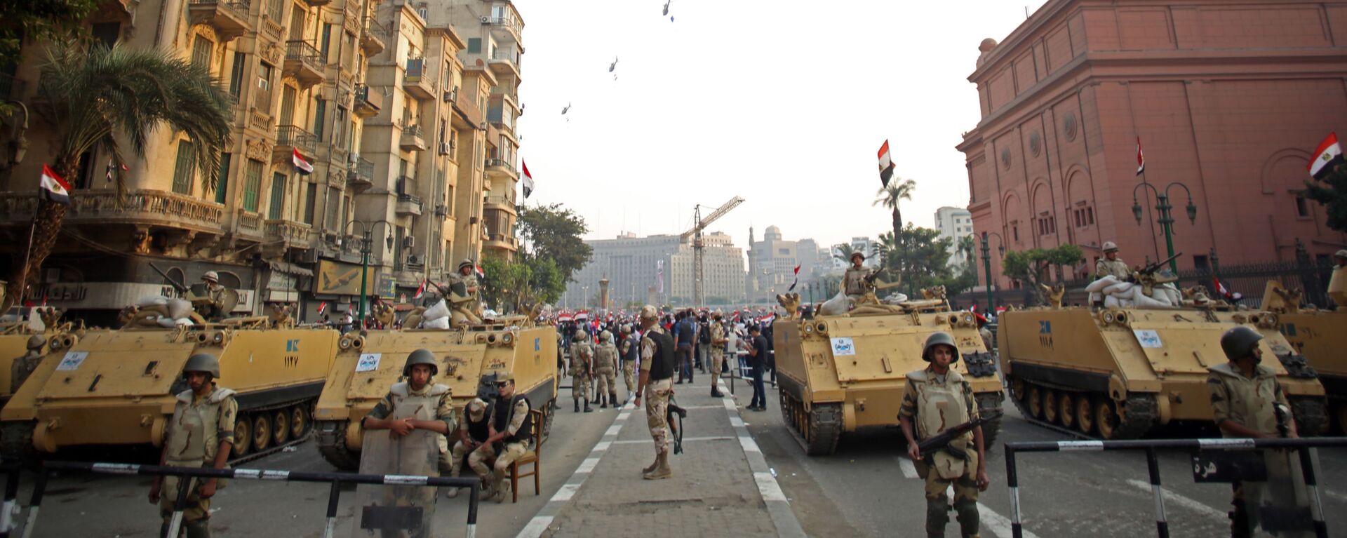 جنود الجيش المصري عند مدخل ميدان التحرير أثناء الاحتفال بذكرى 6 أكتوبر (2013) جنود الجيش المصري عند مدخل ميدان التحرير أثناء الاحتفال بذكرى 6 أكتوبر (2013) - سبوتنيك عربي, 1920, 25.10.2021