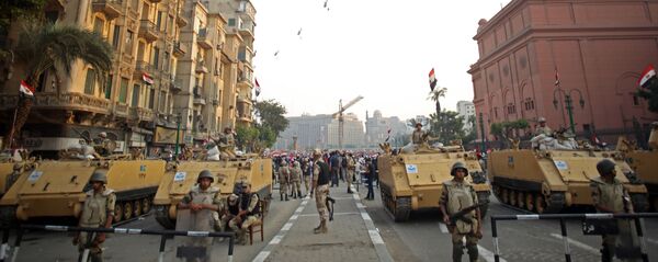 جنود الجيش المصري عند مدخل ميدان التحرير أثناء الاحتفال بذكرى 6 أكتوبر (2013)  - سبوتنيك عربي