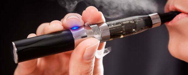 امرأة تدخن سيجارة إلكترونبة - سبوتنيك عربي