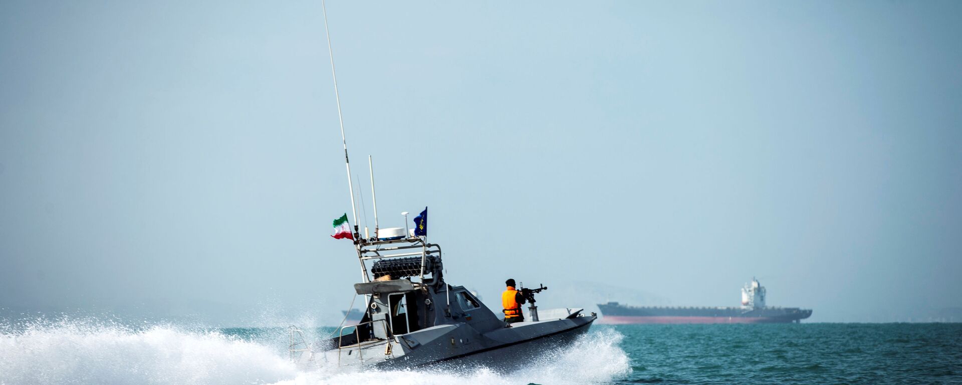 زورق تابع لقوات الحرس الثوري الإيراني قرب مضيق هرمز - سبوتنيك عربي, 1920, 06.03.2026