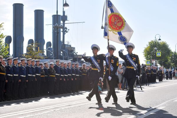 تلاميذ معهد البحرية باسم ناخيموف في مدينة سان بطرسبورغ خلال يوم المعرفة في 1 سبتمبر/ أيلول 2019 - سبوتنيك عربي