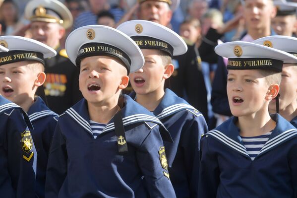 تلاميذ معهد البحرية باسم ناخيموف في مدينة سان بطرسبورغ خلال يوم المعرفة في 1 سبتمبر/ أيلول 2019 - سبوتنيك عربي
