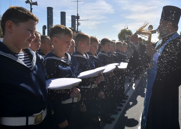 تلاميذ معهد البحرية باسم ناخيموف في مدينة سان بطرسبورغ خلال يوم المعرفة في 1 سبتمبر/ أيلول 2019 - سبوتنيك عربي