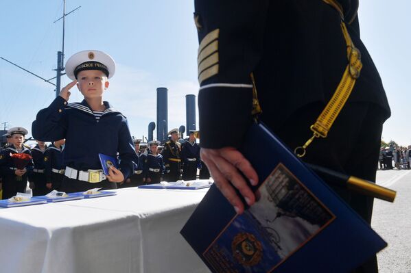 تلاميذ معهد البحرية باسم ناخيموف في مدينة سان بطرسبورغ خلال يوم المعرفة في 1 سبتمبر/ أيلول 2019 - سبوتنيك عربي