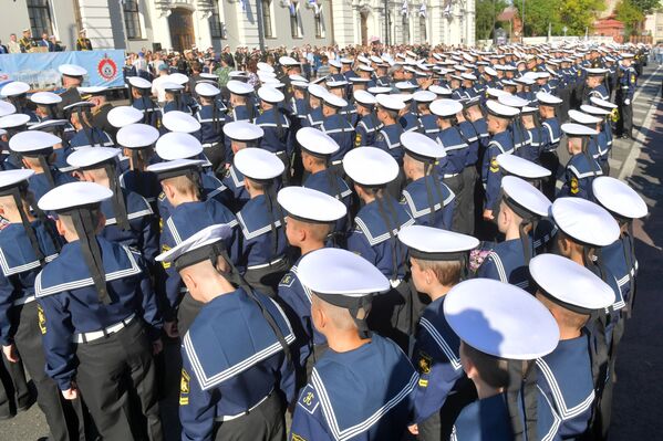 تلاميذ معهد البحرية باسم ناخيموف في مدينة سان بطرسبورغ خلال يوم المعرفة في 1 سبتمبر/ أيلول 2019 - سبوتنيك عربي