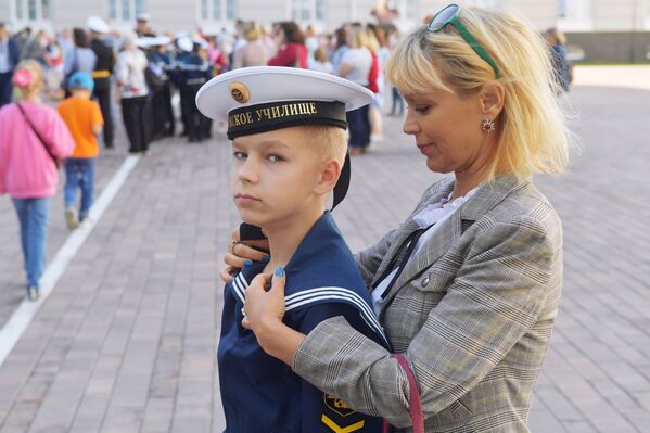 تلاميذ معهد البحرية باسم ناخيموف في مدينة سان بطرسبورغ خلال يوم المعرفة في 1 سبتمبر/ أيلول 2019 - سبوتنيك عربي