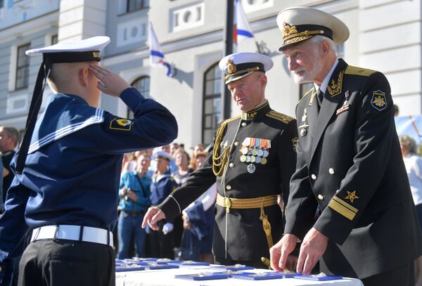 تلاميذ معهد البحرية باسم ناخيموف في مدينة سان بطرسبورغ خلال يوم المعرفة في 1 سبتمبر/ أيلول 2019 - سبوتنيك عربي