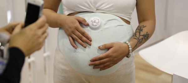 عارضة أزياء ترتدي مراقب الحمل - سبوتنيك عربي