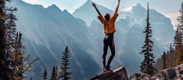 قتاة تقف على خلفية جبال في كندا - سبوتنيك عربي