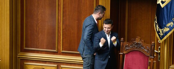 رئيس أوكرانيا فلاديمير زيلينسكي أثناء اجتماع البرلمان الأوكراني في كييف - سبوتنيك عربي