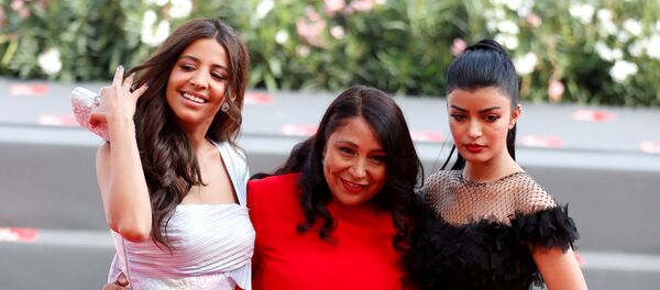 المخرجة السعودية هيفاء المنصور مع بطلات فيلمها المرشحة المثالية في مهرجان فينيسيا السينمائي الدولي الـ76 - سبوتنيك عربي