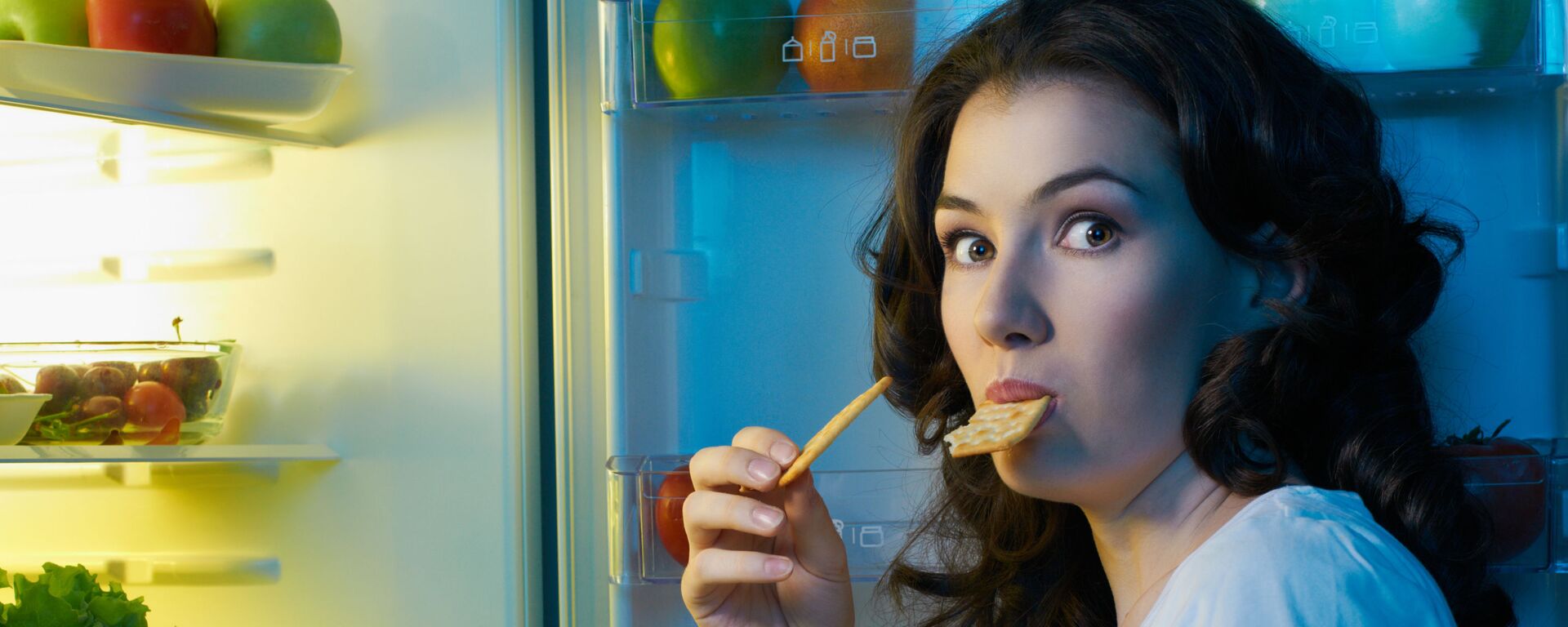 امرأة جائعة قرب الثلاجة امرأة جائعة قرب الثلاجة - سبوتنيك عربي, 1920, 12.12.2021