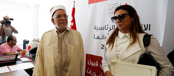 عبد الفتاح مورو نائب رئيس حزب النهضة الإسلامي يقف بجانب ابنته حيث يقدم أوراق ترشيحه للانتخابات الرئاسية في تونس - سبوتنيك عربي