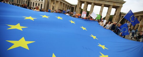 متظاهرون في برلين يحملون علم الاتحاد الأوروبي خلال تجمع حاشد تحت شعار أوقفوا الانقلاب للاحتجاج على محاولات خروج بريطانيا من الاتحاد الأوروبي دون صفقة متظاهرون في برلين يحملون علم الاتحاد الأوروبي خلال تجمع حاشد تحت شعار أوقفوا الانقلاب للاحتجاج على محاولات خروج بريطانيا من الاتحاد الأوروبي دون صفقة - سبوتنيك عربي