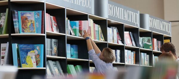 أحد الزائرين ينظر إلى الكتب في أحد المدرجات في معرض موسكو الدولي 32 للكتاب في موسكو - سبوتنيك عربي