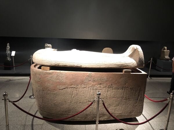 بالصور... عرض تابوت أثري لآخر ملكات الأسرة الـ19 في مصر - سبوتنيك عربي