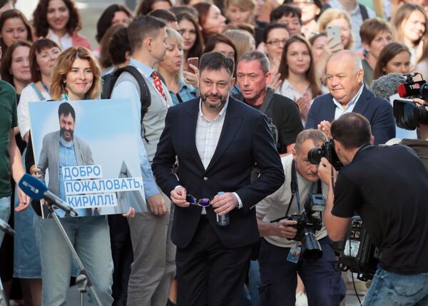 الصحفي لا يجب أن يجلس في السجن...روسيا سيغودنيا تستقبل فيشينسكي - سبوتنيك عربي