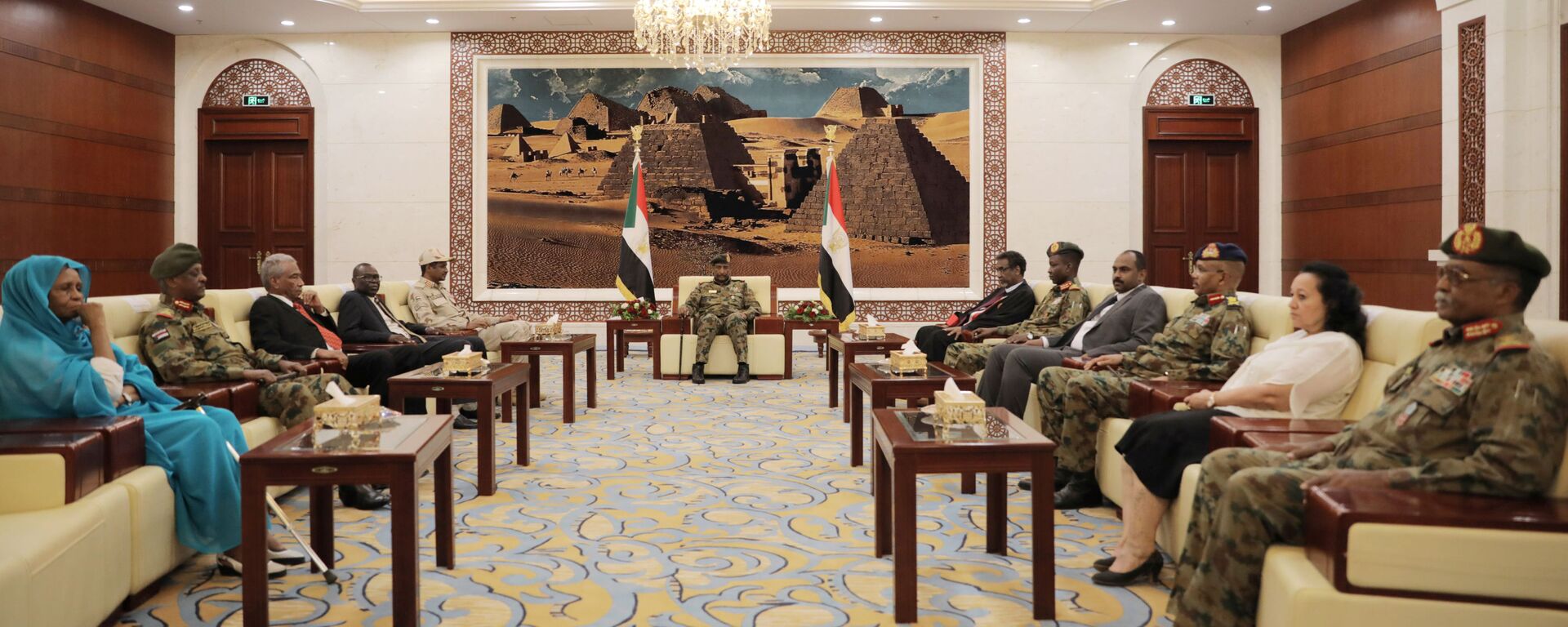 رئيس مجلس السيادة السوداني الفريق أول عبد الفتاح البرهان في أول اجتماع مع الأعضاء - سبوتنيك عربي, 1920, 02.01.2021