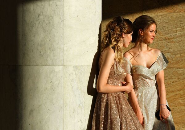 خريجات المدرسة الثانوية في موسكو خلال مراسم احتفالية بهذه المناسبة فيبوسنيكي-2019 (الخريجون-2019 في قصر الكرملين في موسكو - سبوتنيك عربي