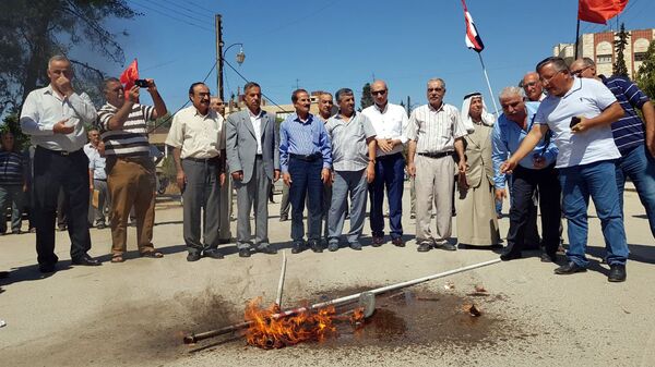 شرق الفرات... إحراق الأعلام الأمريكية والتركية رفضا للمنطقة الآمنة شرق الفرات... إحراق الأعلام الأمريكية والتركية رفضا للمنطقة الآمنة - سبوتنيك عربي