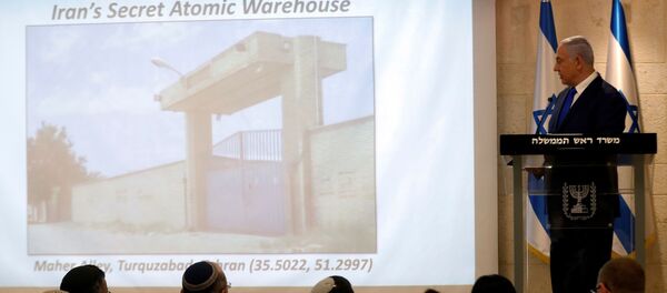 رئيس الوزراء الإسرائيلي بنيامين نتنياهو يتحدث في مؤتمر صحفي في القدس ويعرض صورا مزعومة لمواقع نووية إيرانية - سبوتنيك عربي