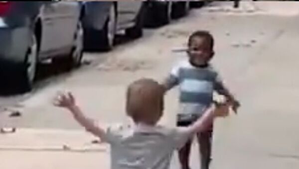 عناق طفلين عناق طفلين - سبوتنيك عربي