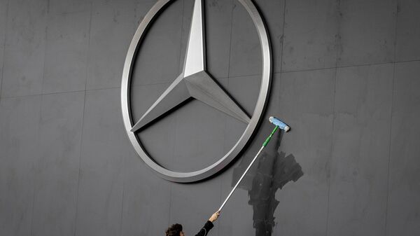   موظف ينظف شعار مرسيدس في المعرض الدولي  للسيارات في فرانكفورت، ألمانيا 10 سبتمبر 2019 - سبوتنيك عربي